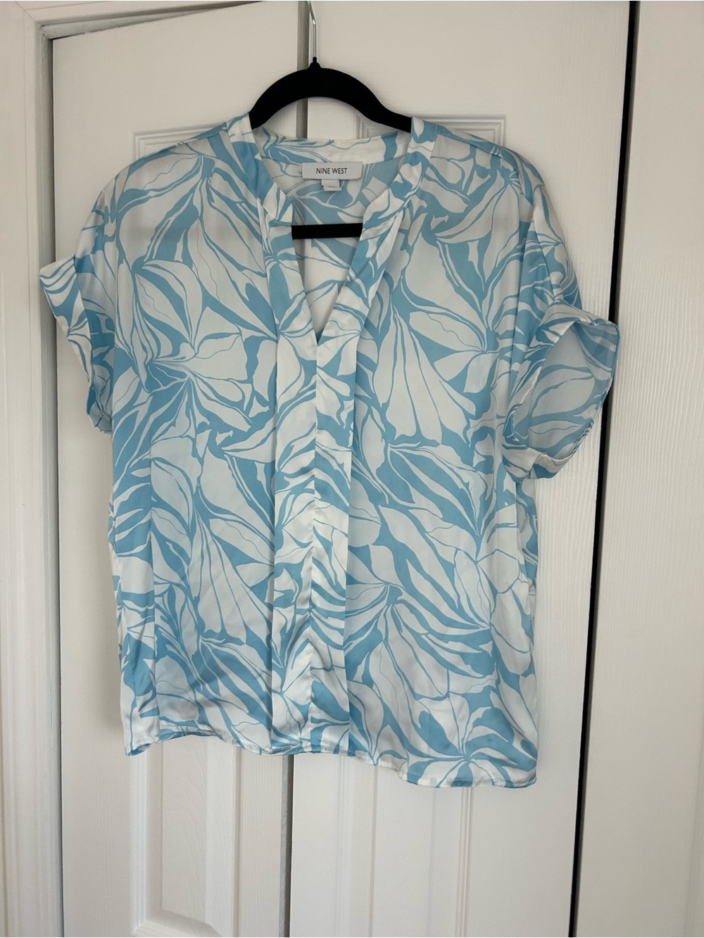 Nine West Light Blue and White Leaf Pattern V-Neck Blouse